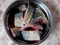 干椒炖鲤鱼的做法步骤1