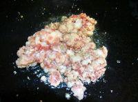 肉末焖毛豆的做法步骤2