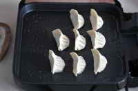 焦香猪肉锅贴的做法步骤6