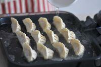 焦香猪肉锅贴的做法步骤7