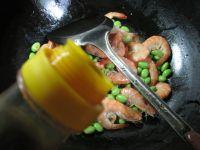 毛豆炒鲜虾的做法步骤7