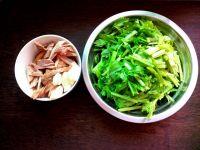 芹菜炒鸡腿肉的做法步骤1