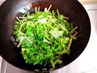 芹菜炒鸡腿肉的做法步骤3