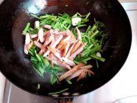 芹菜炒鸡腿肉的做法步骤4