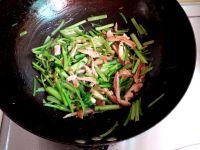 芹菜炒鸡腿肉的做法步骤6