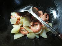 土豆炒鲜虾的做法步骤5