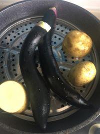 土豆拌茄子的做法步骤1
