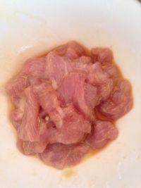 圆椒滑肉片的做法步骤3