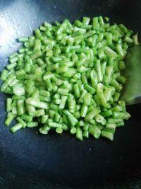 盐菜肉炒豆角的做法步骤3