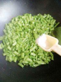 盐菜肉炒豆角的做法步骤4