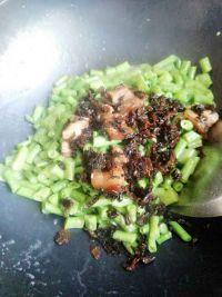 盐菜肉炒豆角的做法步骤5