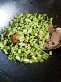 盐菜肉炒豆角的做法步骤7