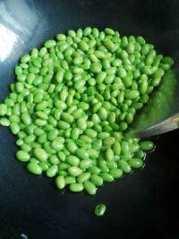 盐菜肉炒毛豆的做法步骤3