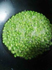 盐菜肉炒毛豆的做法步骤4