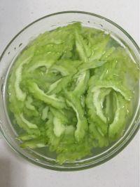 青椒苦瓜的做法步骤1