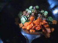黄瓜胡萝卜炒肉片的做法步骤7