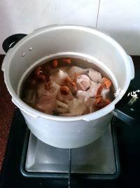 姬松茸海参猪脚筋汤的做法步骤3