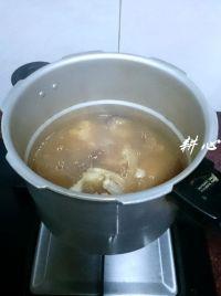 姬松茸海参猪脚筋汤的做法步骤4