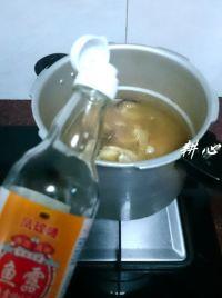 姬松茸海参猪脚筋汤的做法步骤5