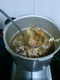 姬松茸海参猪脚筋汤的做法步骤6