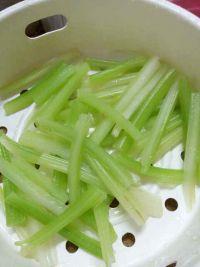 芹菜子姜炒牛肉的做法步骤1