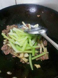 芹菜子姜炒牛肉的做法步骤6