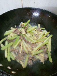 芹菜子姜炒牛肉的做法步骤7