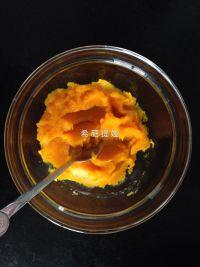 南瓜牛奶小方的做法步骤1