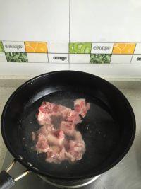苦瓜玉米排骨汤的做法步骤2