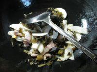 猪肉酸菜炒茭白的做法步骤5