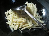 圆白菜炒土豆的做法步骤2