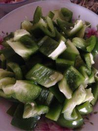 圆椒炒虾仁肉的做法步骤1