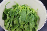菠菜粉丝肉丸汤的做法步骤1