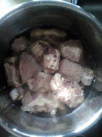 压力锅牛尾汤的做法步骤3