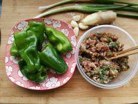 红烧青椒灌肉的做法步骤1