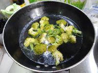 花生米油泼西兰花的做法步骤1