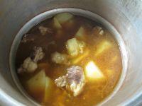 土豆牛排骨汤的做法步骤11