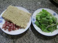 简单的早餐~~~~~~咸肉小白菜波纹面的做法步骤1