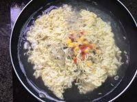 芝士鸡蛋泡面#小虾创意料理#的做法步骤5